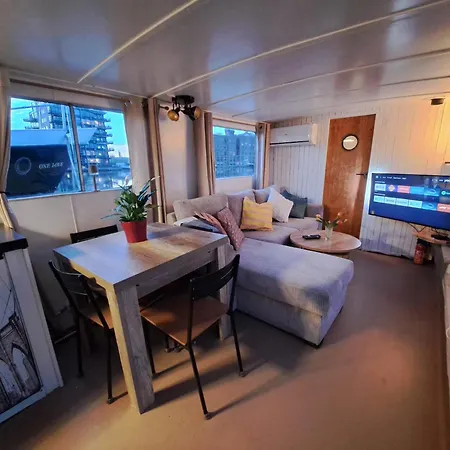 Authentiek Schip Op 14 Minuten Vanaf Amsterdam Bed and breakfast Wormerveer