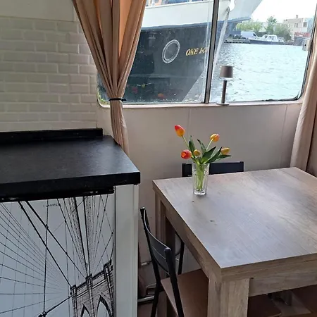 Authentiek Schip Op 14 Minuten Vanaf Amsterdam Bed and breakfast